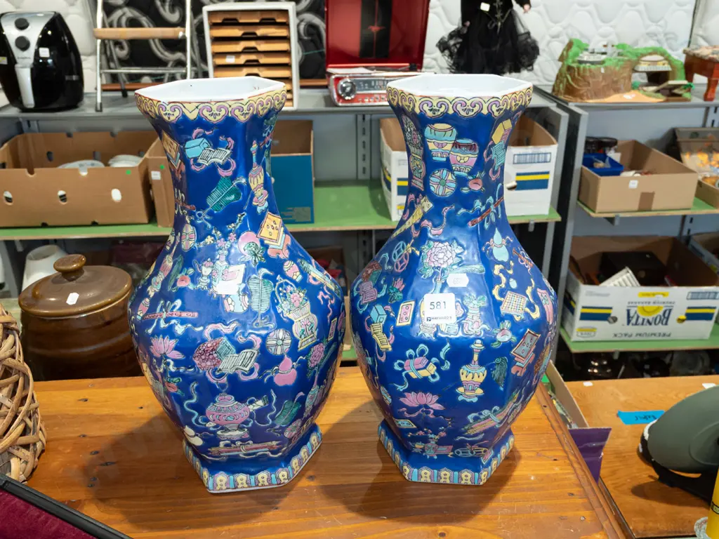 pair of Asian vases H370 Image 1++
