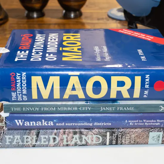 Maori dictionary, 3x other NZ books