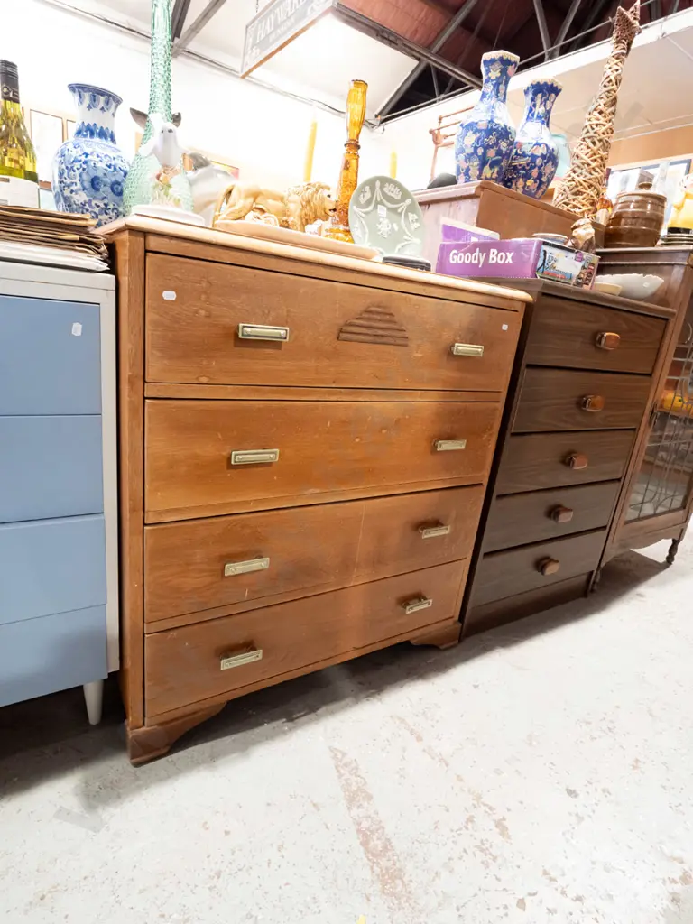 oak 4 drawer chest - wear to varnish H900 W820 D410 Image 1++