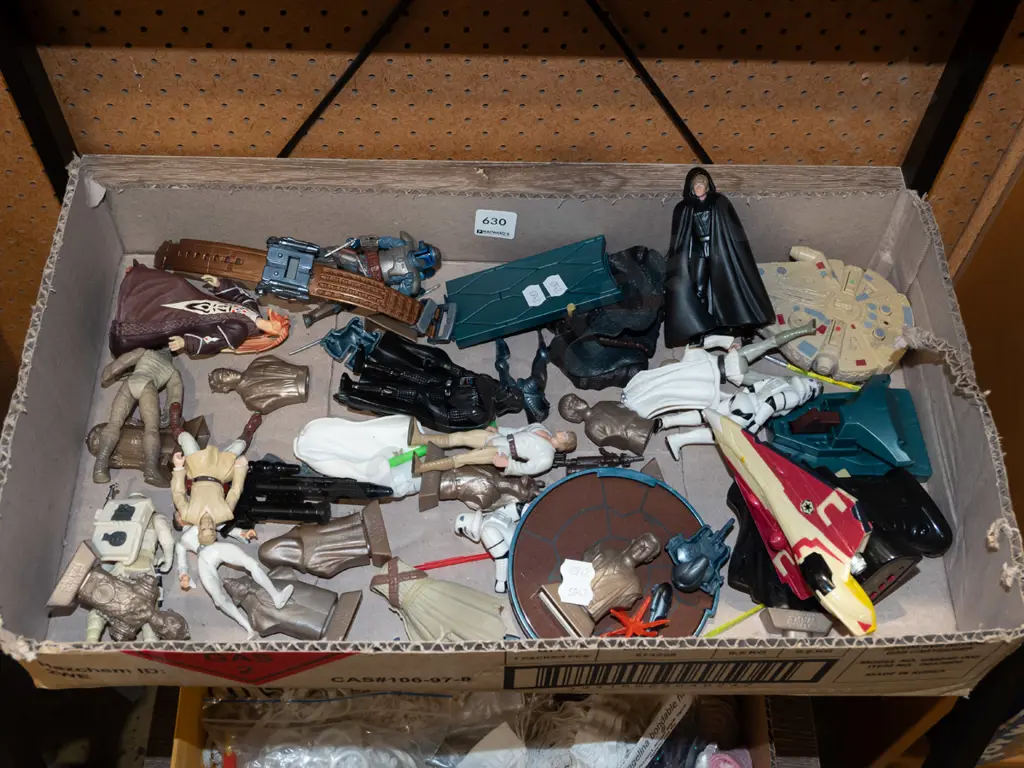 box of various Star Wars figurines Image 1++