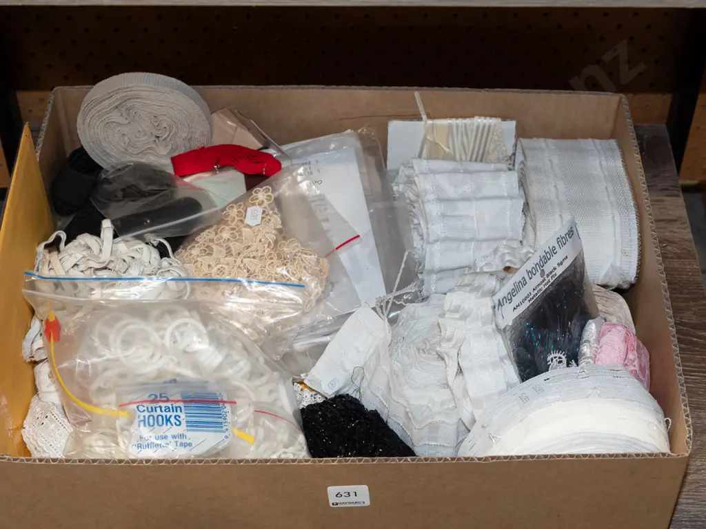 box; curtain hooks, elastic etc Image 1++
