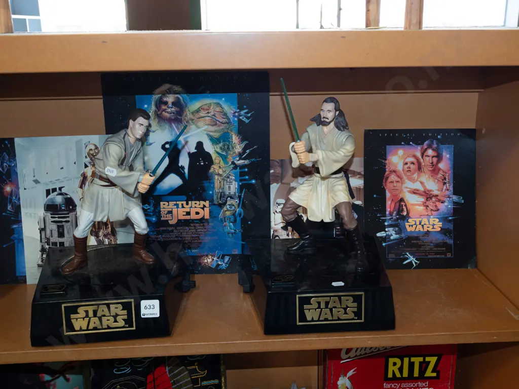 2x Star Wars figurines - light sabre fighting, poster prints Figurines H320 Image 1++