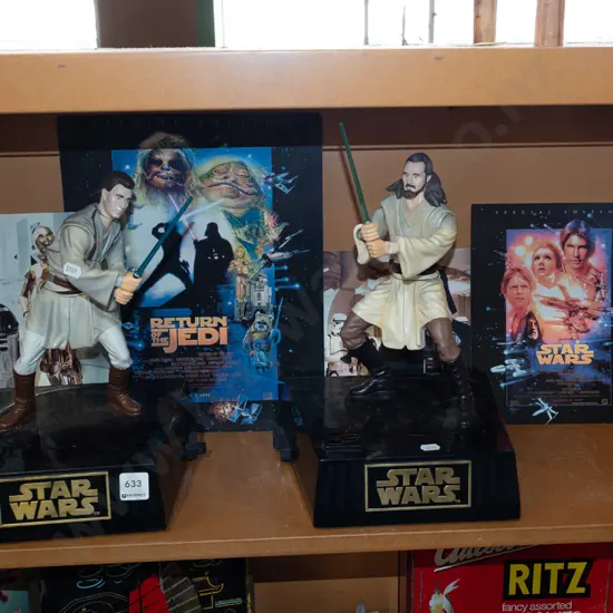 2x Star Wars figurines - light sabre fighting, poster prints Figurines H320