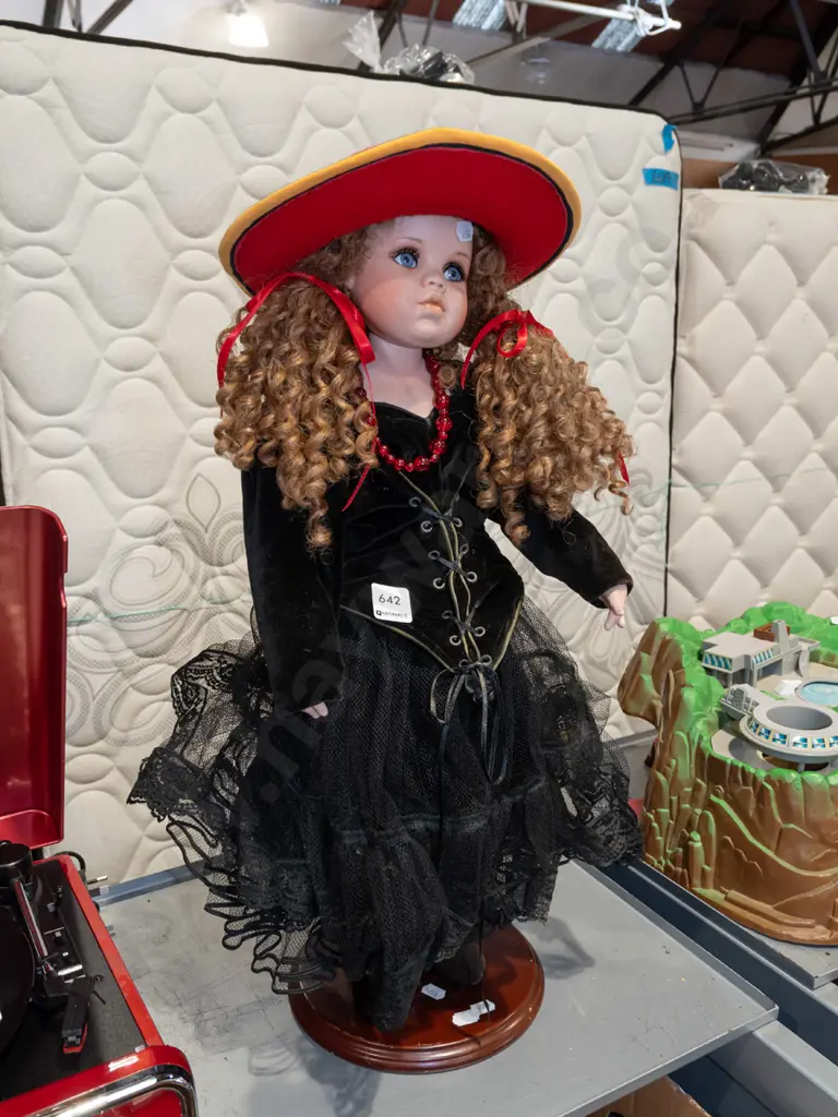 porcelain display doll H580 Image 1++