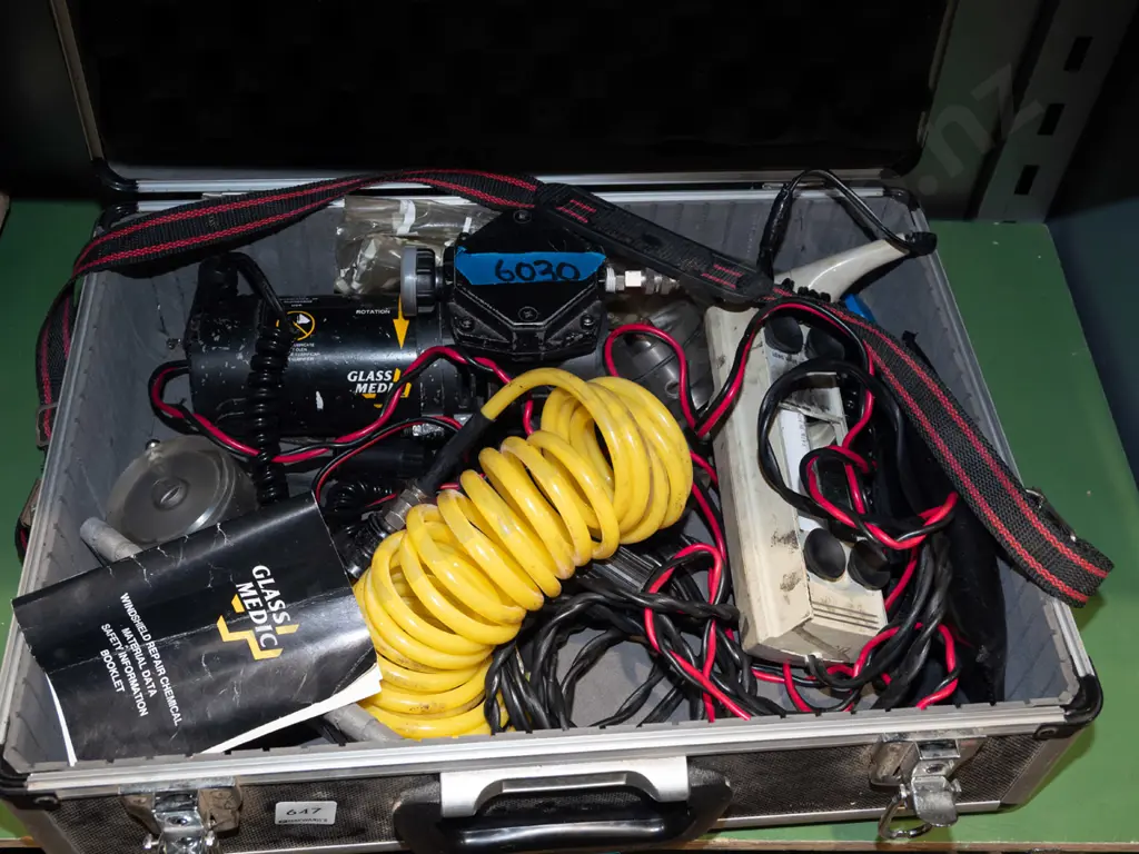 glass medic windscreen repair kit in carry case Image 1++