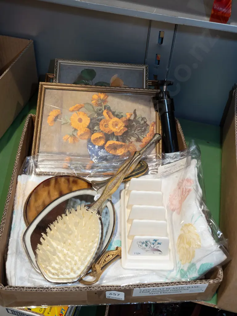 box; Irish linen, tablecloth, prints etc Image 1++