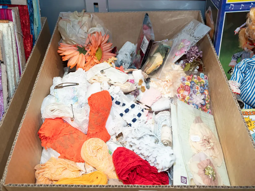 box; ribbons, fabric flowers etc Image 1++