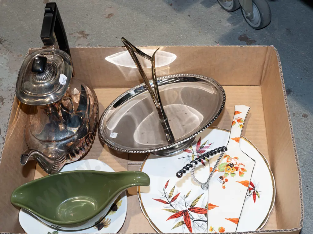 box; plated ware, 2x cake plates, jug and saucer Image 1++