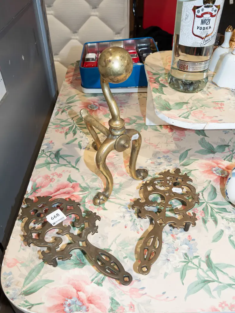 2x brass trivets, 1x andiron Image 1++