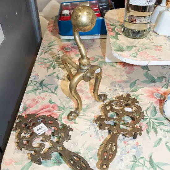 2x brass trivets, 1x andiron