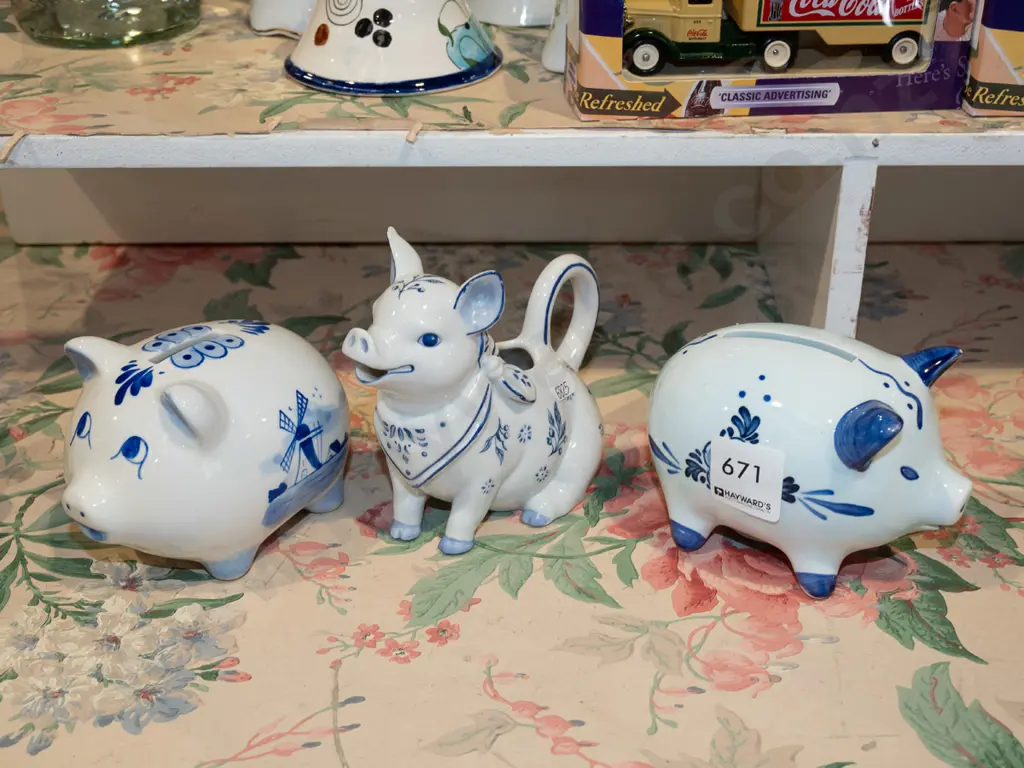 2x blue and white piggy banks, pig creamer Image 1++