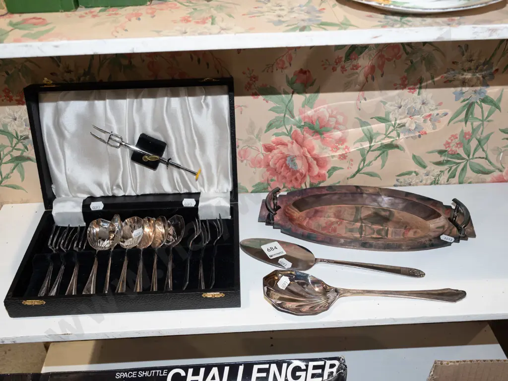 cased cutlery, plated tray, salad servers Image 1++