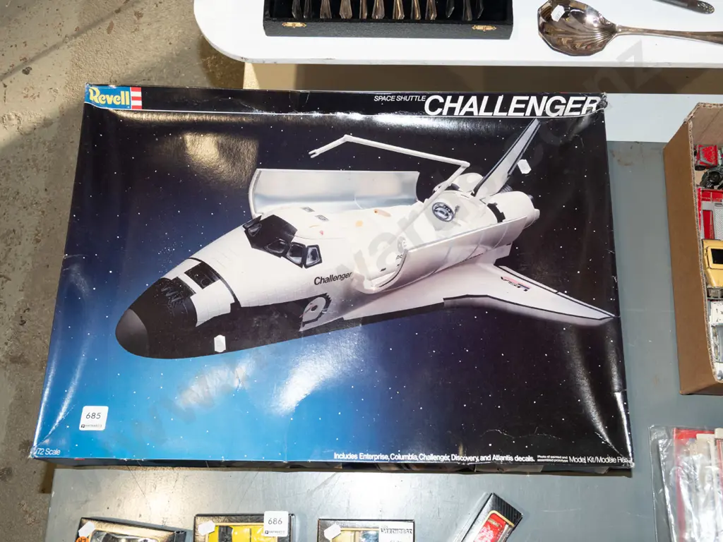 yet to be assembled model of space shuttle challenger Image 1++