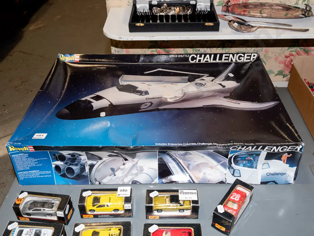 yet to be assembled model of space shuttle challenger Image 1++