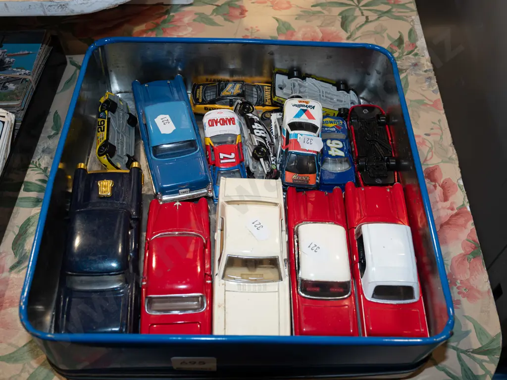 tin of toy vehicles Image 1++