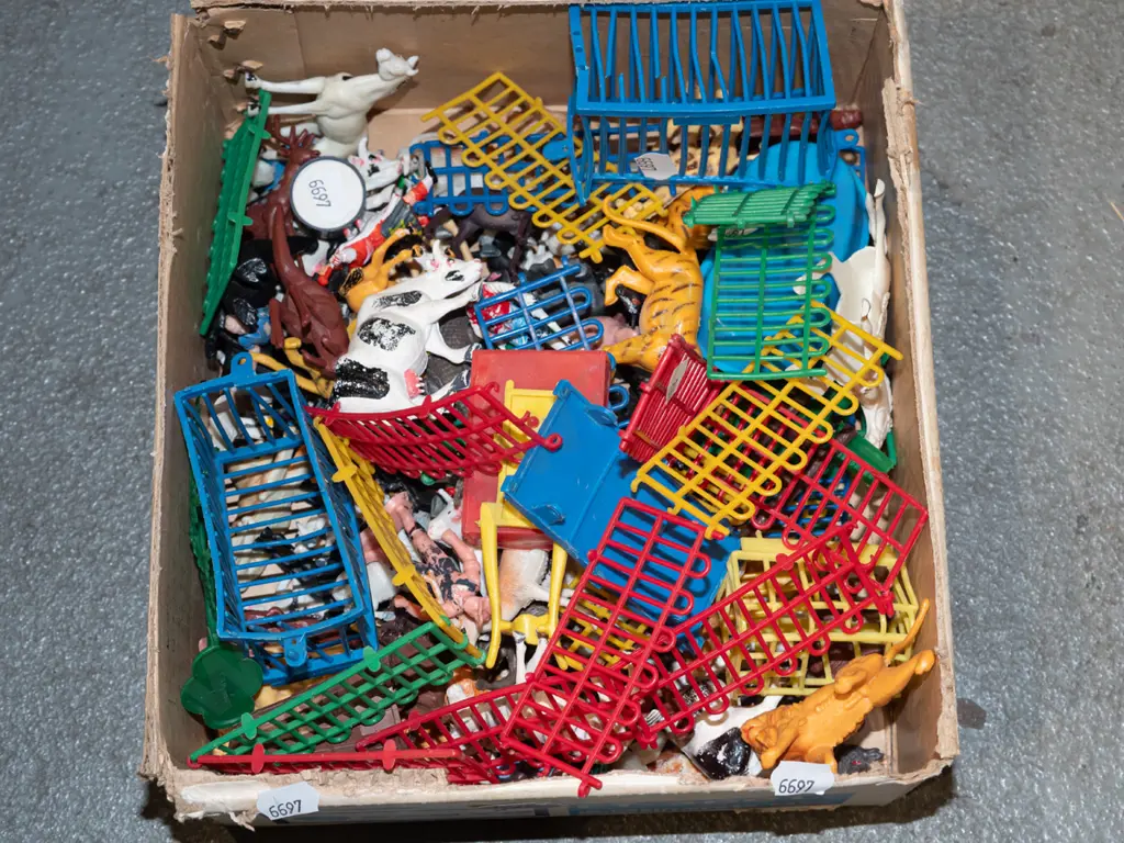 box; plastic animals, fencing etc Image 1++