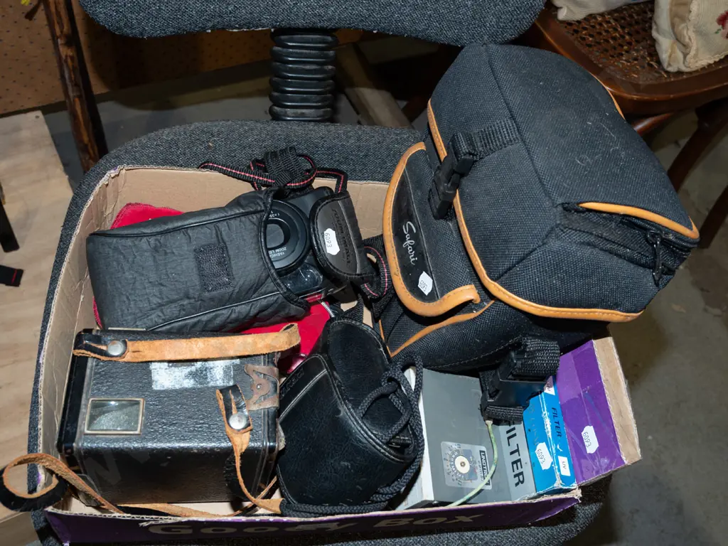 box; cameras; boxed brownie, Yasicha 35mm camera etc Image 1++