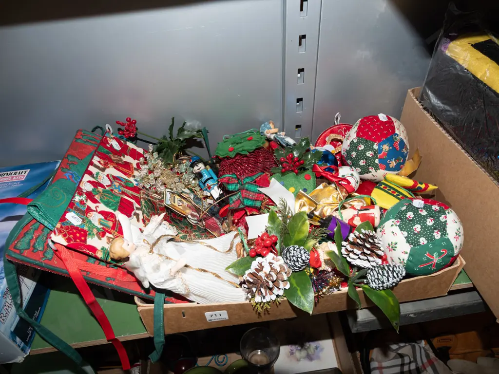 box; Xmas tree decorations Image 1++