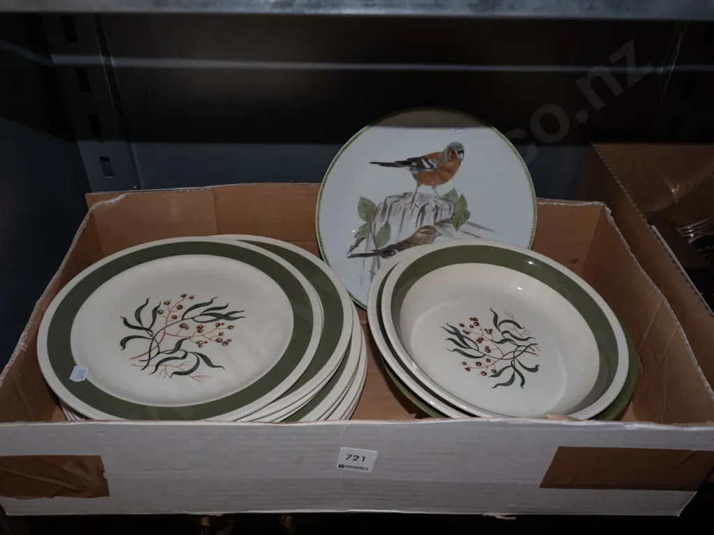 box; Grindley green gable plates, bowl, etc Image 1++