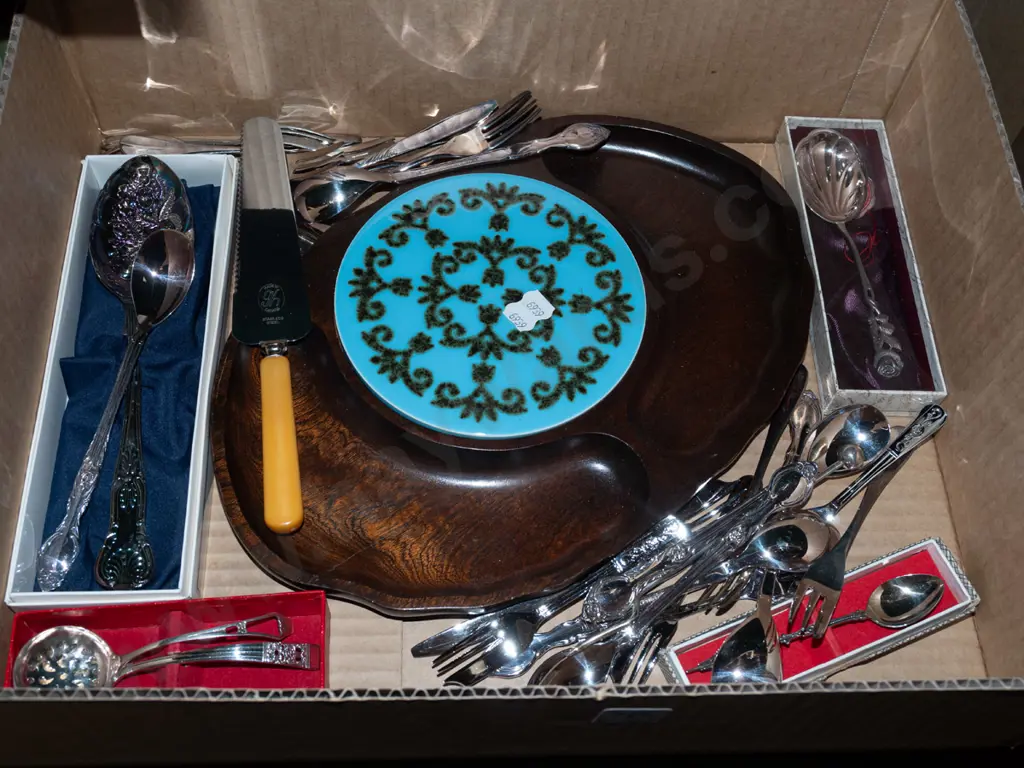 box; cutlery, segmented tray/cheese board Image 1++