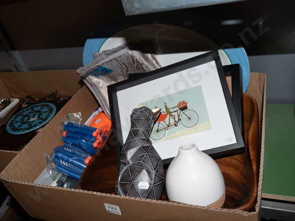 box; nerf gun, ashet, print, vase etc Image 1++