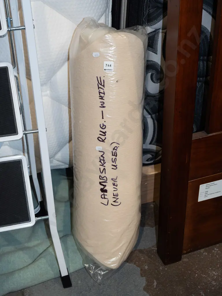 as new sheepskin rug Image 1++