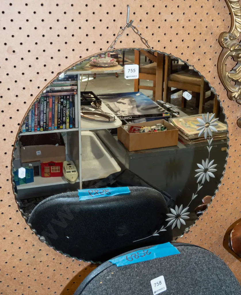 circular daisy pattern scalloped edge wall mirror Diam445 Image 1++