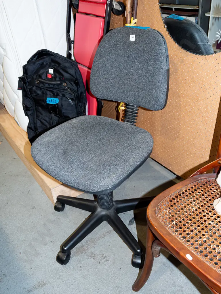 grey office chair Image 1++