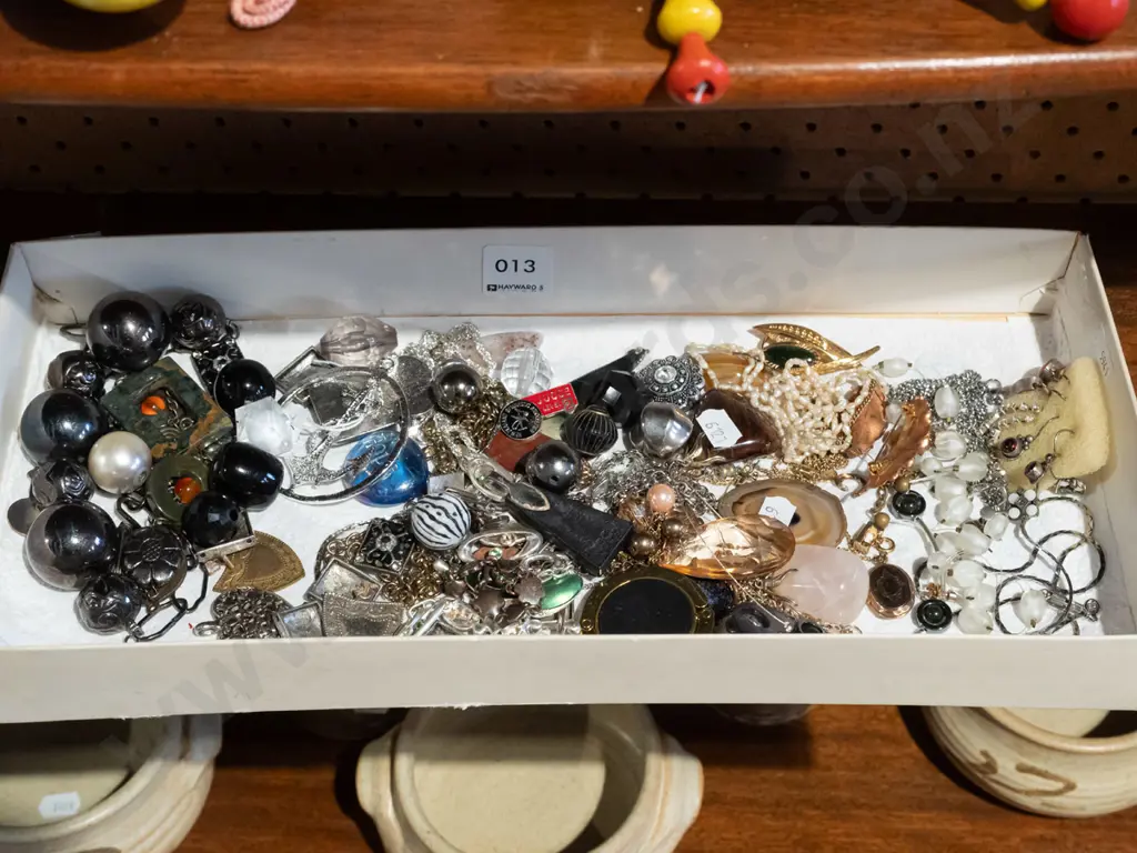 tray of costume jewellery Image 1++