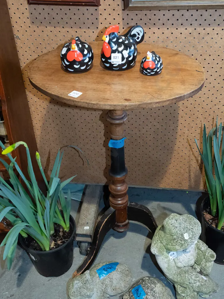 oregon and mahogany top table H720 varnish needs attention Image 1++