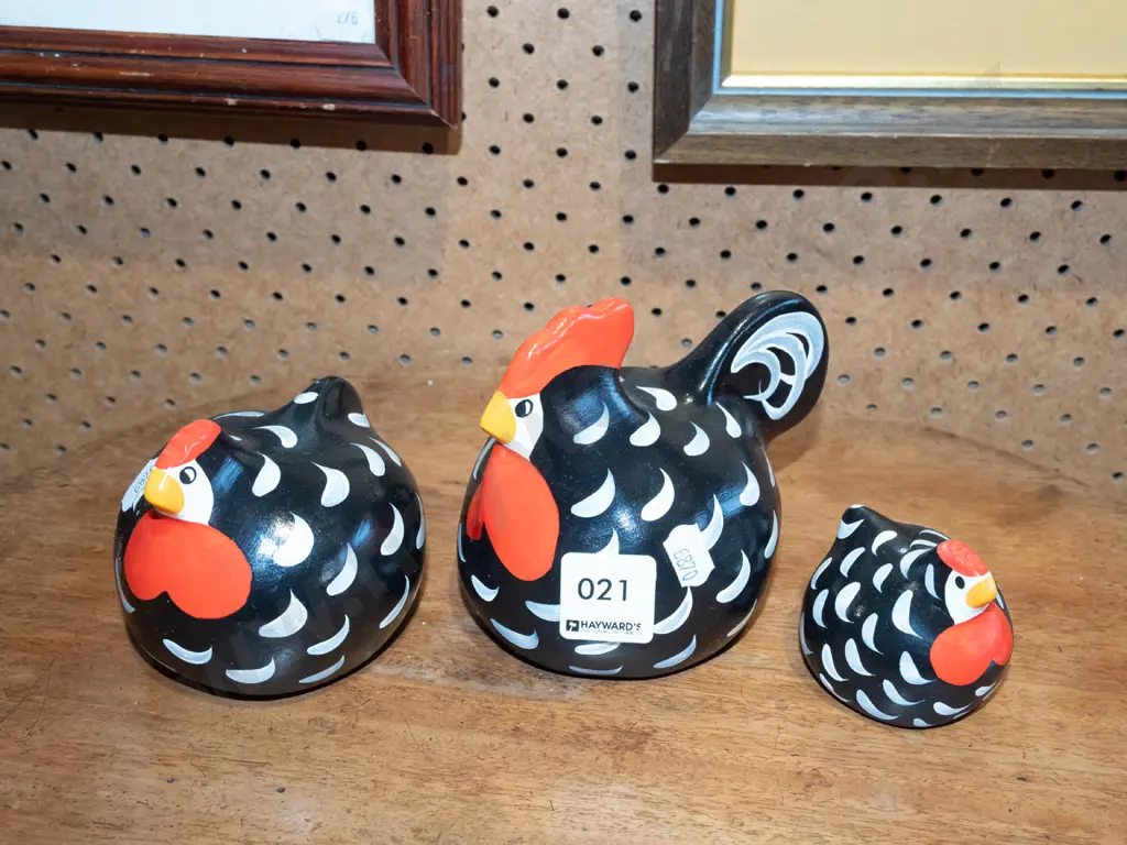 3x hand painted happy hens Image 1++