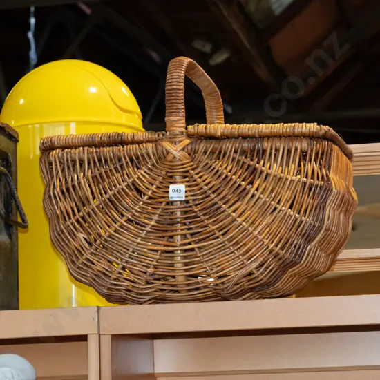 cane picnic hamper H400