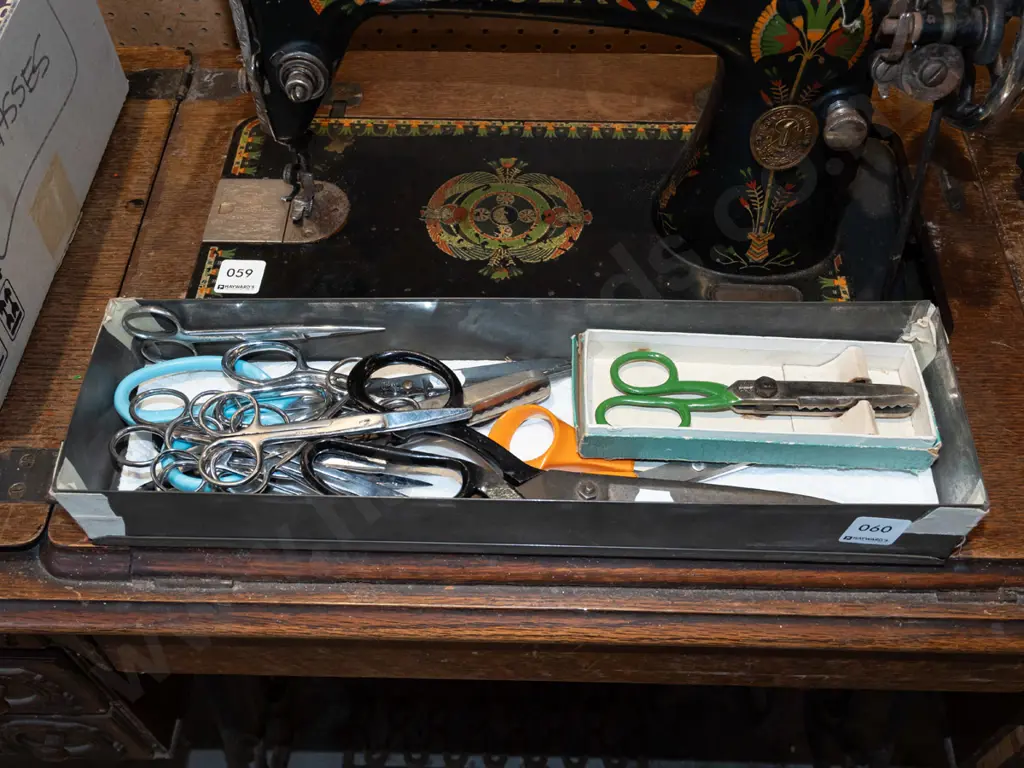 tin of scissors Image 1++