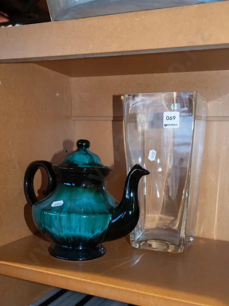 Blue Mountain teapot and a glass vase H-250 Image 1++
