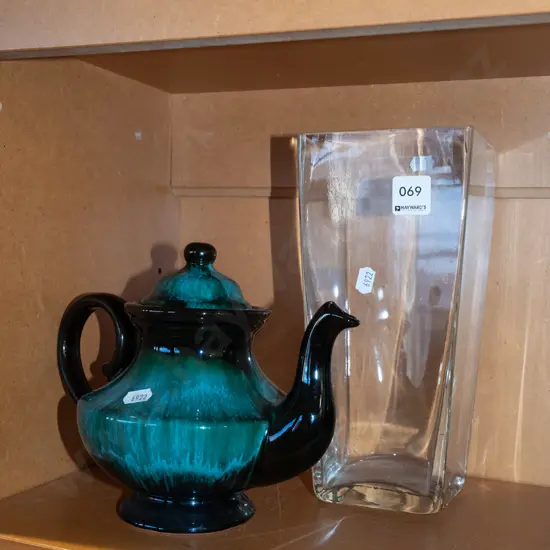 Blue Mountain teapot and a glass vase H-250