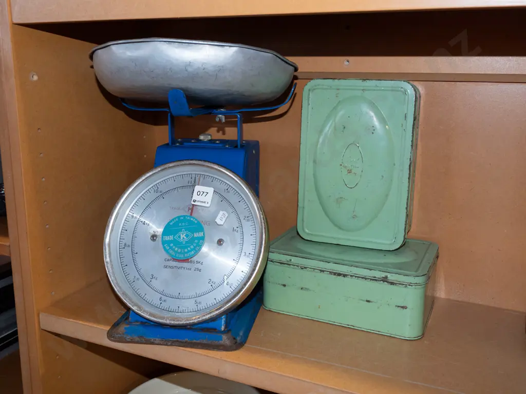 pair of kitchen scales, 2x vintage tins Image 1++