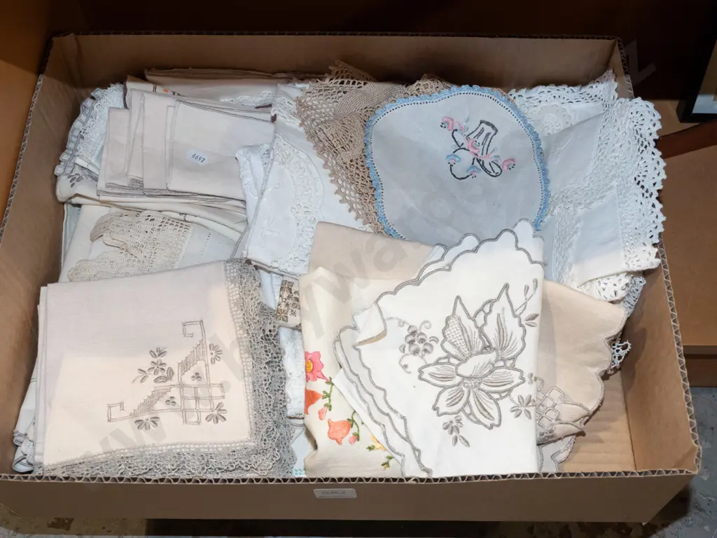 box; napkins, tablecloths, placemats etc Image 1++