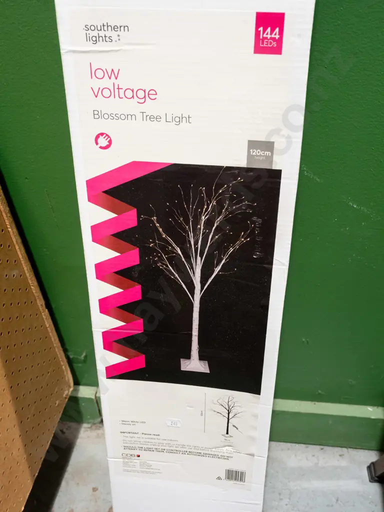 box; low voltage blossom tree light Image 1++