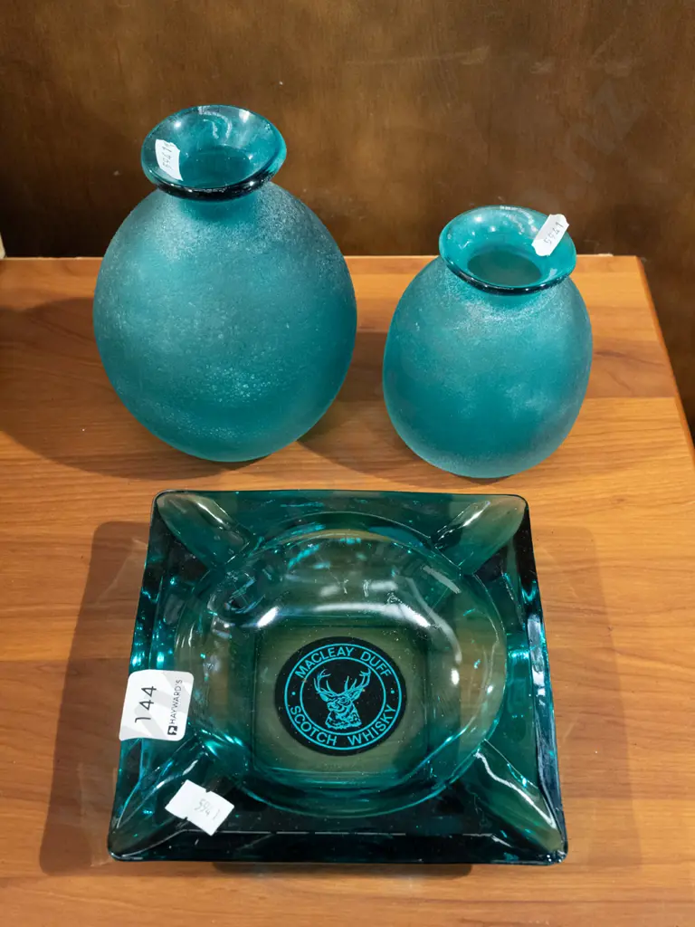 blue glass whisky advertising tray, 2x vases H150 Image 1++