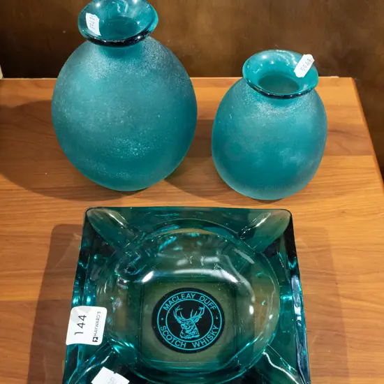 blue glass whisky advertising tray, 2x vases H150