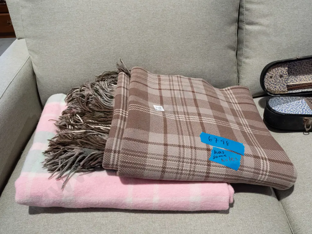 woollen travel balnket - holes, pink woollen blanket Image 1++