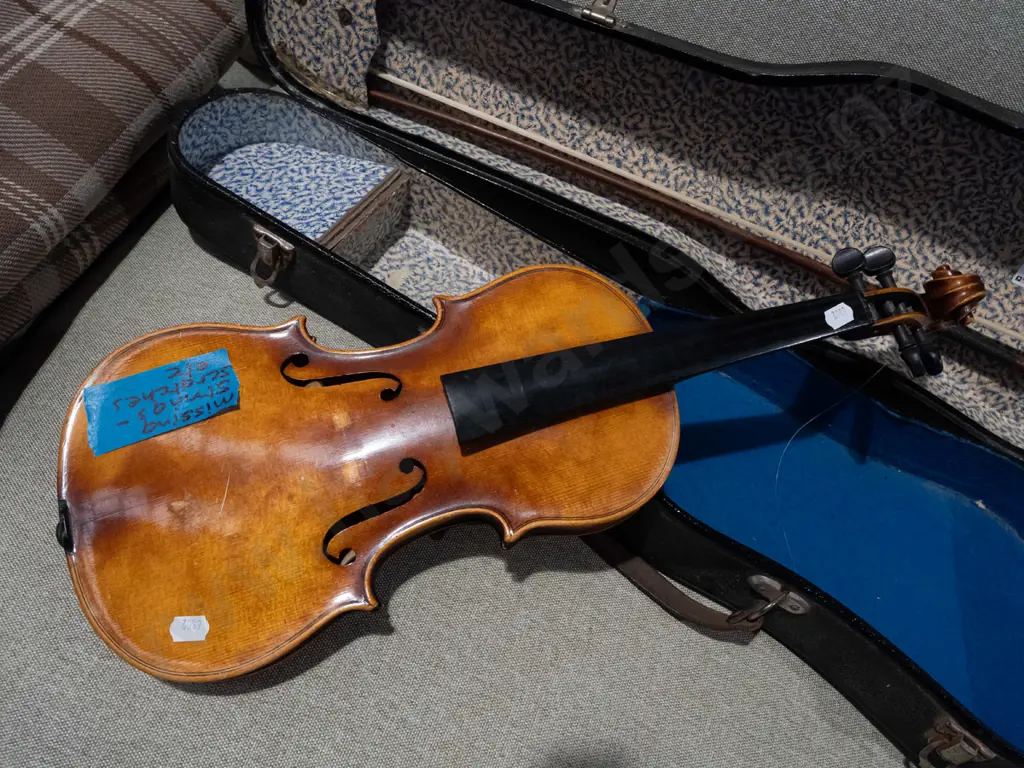 violin - missing strings, scratches Image 1++