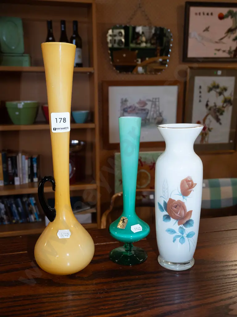 3x mid century glass vases H305  Image 1++