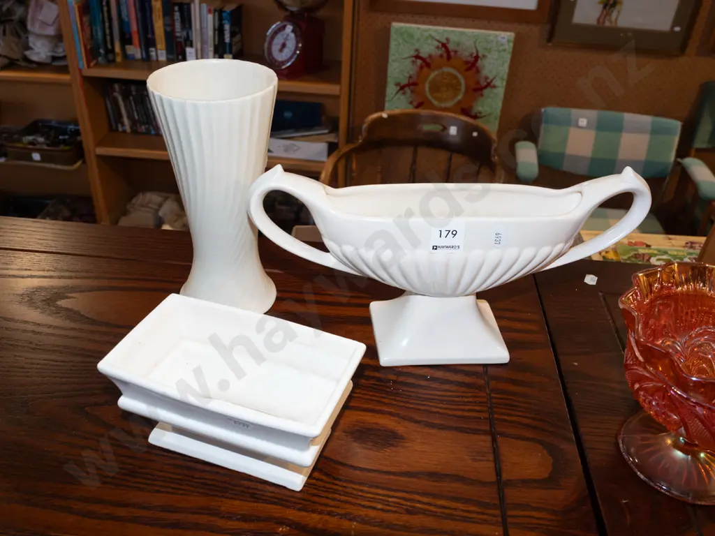 3x white ceramic vases Tallest has crack H205 Image 1++