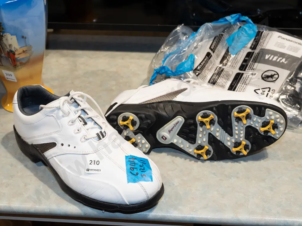 pair of size 11 golf shoes Image 1++