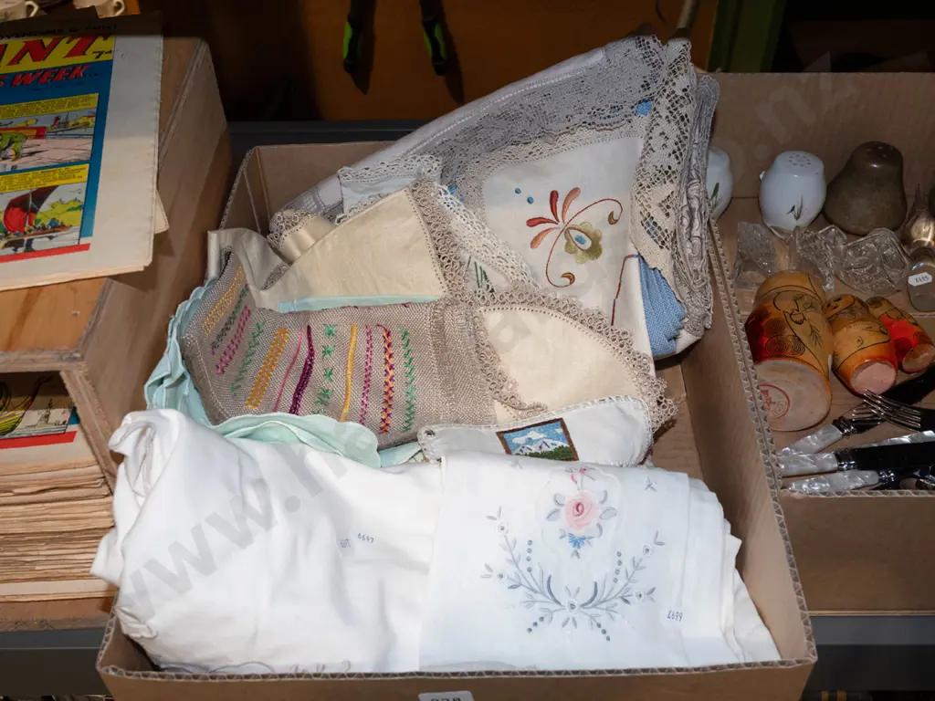 box; handworked linen, table cloths, napkins etc Image 1++