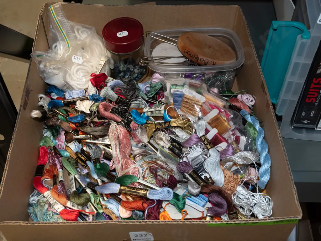 box; threads, buttons, safety pins etc Image 1++