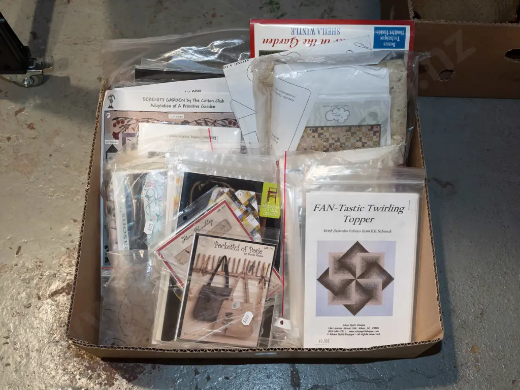 box; various sewing crafter's and quilter's patterns Image 1++