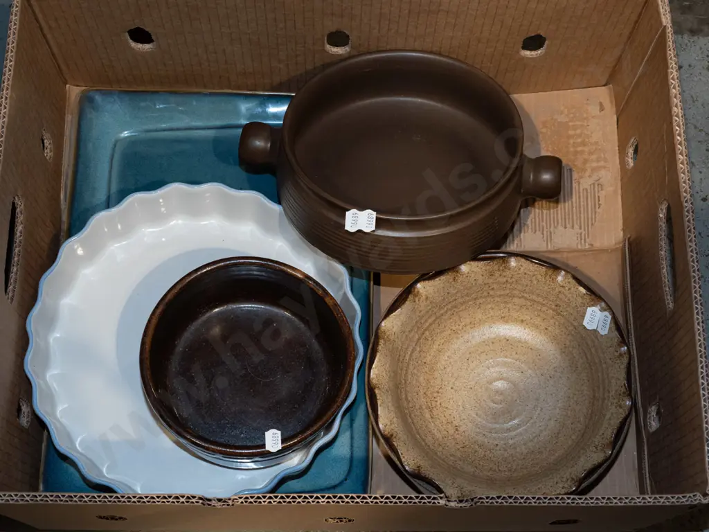box; ceramic trays, baking dishes, bowls Image 1++