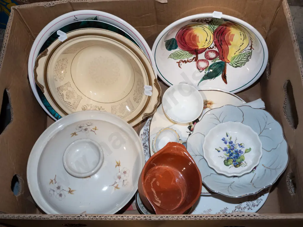 box;  lidded veges, bowls, plates, cake server etc Image 1++